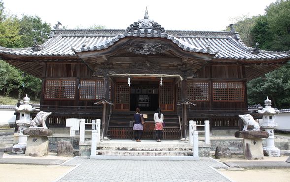 Wake Shrine
(Visit the shrine with its rare lion-like boars, a sacred place for a popular anime? / Approx. 40 minutes)