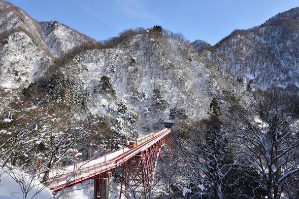 Unazuki Station
Kurobe Gorge Trolley Train (Ride the trolley train through pristine nature)