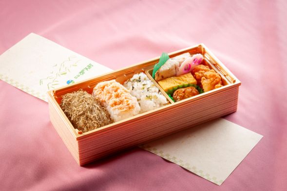 Lunch box served on the bus
*Includes three types of rice balls, including grated kelp