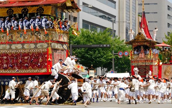 Gion Festival Yamahoko Procession
(Watch the famous Gion Festival procession from reserved paid seating / Approx. 2 hours)