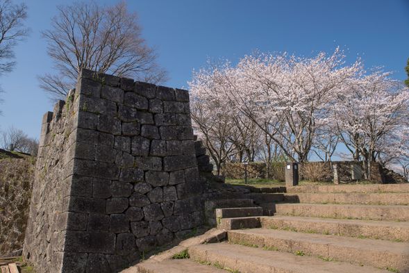13:10 Arrive at Oka Castle Ruins