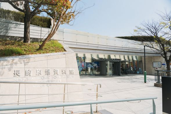 Visiting the Atomic Bomb Museum (60min)