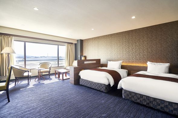 Luxury Deluxe Twin Room
Room Size: 53 m²
Bed size: Twin 200 × 122 cm
Sofa bed 200cm x 100cm
The bathroom and toilet are separate.