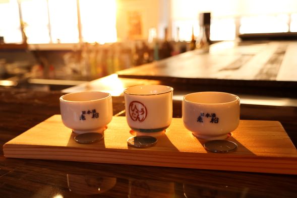 Our tasting set featuring three carefully selected local sake varieties is very popular. (Starting at 1,000 yen)