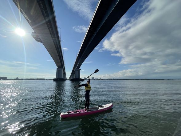 SUP体験開始(真野浜~琵琶湖大橋周辺)
ガイドによるレクチャーの後、穏やかな朝のびわ湖へ漕ぎ出します。比良山系の稜線と琵琶湖大橋のアーチを湖上から望む、爽快な水上体験です。