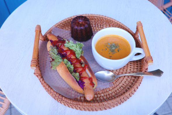 ラメリストアで朝食
浮御堂そばの人気カフェにて、ホットドッグ・カレースープ・ドリンク・カヌレ付きの朝食を提供。清々しい一日のはじまりにぴったりです。