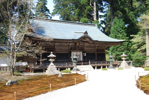 浄土院(重要文化財)
浄土院は、延暦寺の開祖・最澄(伝教大師)の御廟がまつられる西塔の中心的な場所です。ここでは、千日回峰行と並ぶ厳しい修行「十二年籠山行」が今も行われており、侍真僧と呼ばれる僧侶が日々奉仕にあたっています。延暦寺の精神が今も息づく、特別な場所です。