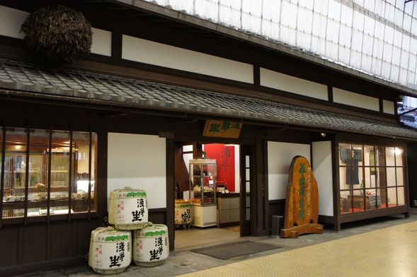 【大津ならではのお土産三昧】
360年余の歴史のある酒造「平井商店」、創業170年の滋賀・京都唯一の宮内省御用達となった漬物”長等漬”が名物の老舗「八百与」、創業150年の伝承製法で作られた鮒ずしや湖魚佃煮の専門店「阪本屋」、創業100年を超える数多くの和菓子を販売する老舗「鶴里堂」では、お土産をプレゼント!