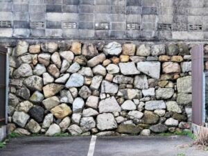 大津祭曳山展示館横に残る外堀の石垣