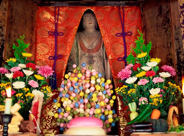 三井寺「千団子祭」と秘仏開帳。放生会、植木市、露店などもお楽しみいただけます。