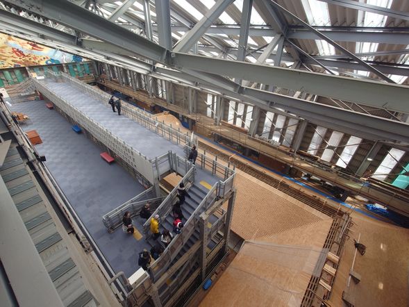 根本中堂(国宝)
比叡山延暦寺の総本堂であり、開山以来1200年絶やすことなく不滅の法灯が灯り続けています。大改修中につき、工事の期間中も参拝ができるよう修学ステージが設置されており、間近で国宝の大改修を見ることができるまたとない機会となっています。