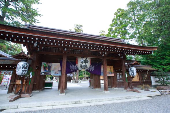 建部大社
建部大社
当ツアーでは、船幸祭本番と同様に、本殿前での正式参拝を特別に実施。参加者が船内で記した絵馬を奉納し、神職のご案内により宝物殿を拝観いただきます。