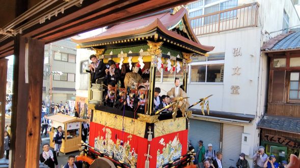 町家寺田邸2階から通り過ぎる曳山巡行
休憩時間に抹茶と和菓子を