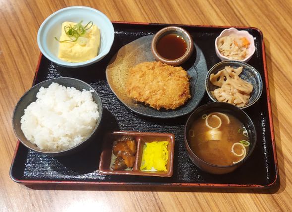 昼食は湖の駅浜大津おいしやで、成瀬オススメの「近江牛コロッケ膳」をお召し上がりください。