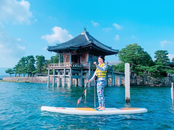 SUP体験開始(浮御堂~出島灯台周辺)
湖上を進みながら、琵琶湖の象徴「浮御堂」をSUPで参拝。朝の静けさの中、水に映る御堂の姿に心が洗われます。