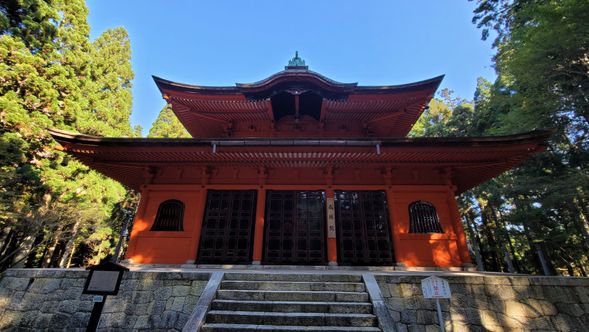 戒檀院
天台宗で正式な僧侶となるための受戒の儀式をするお堂。