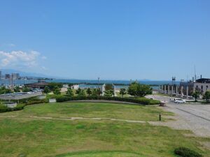 現在の本丸跡(大津港)を臨む