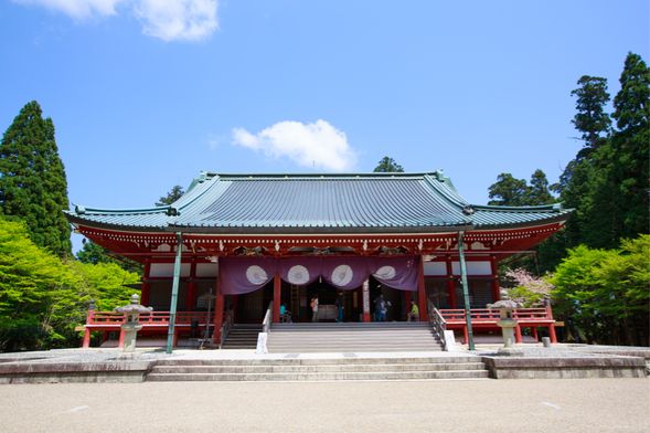 大講堂(重要文化財)
僧侶が法華経の講義を聞いたり、お互いに問答をして勉強する学問修行の道場。各宗各派の宗祖が祀られ、仏教の深い教えを感じることができます。