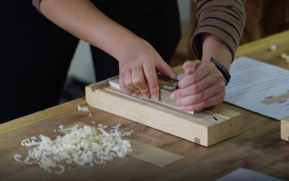 【角材からカンナで手削り】職人の川口が考案したカンナ台の上に角材をセットしてカンナで削ります。画一的な箸ではなくて細く!太く!四角に!八角に!と自由にオリジナルの箸が作れます!ガチに大工仕事!どこにも体験です。