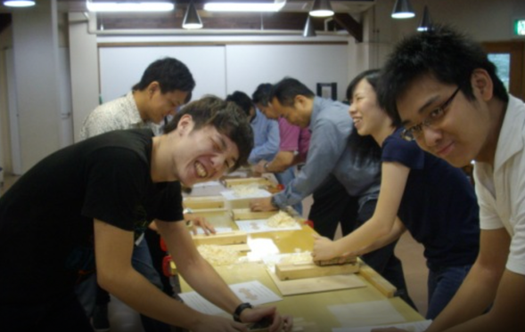 【仲間と作った箸は元気になる箸】 自分で作った箸は、ご飯が旨い マイ箸を使うたび、箸作りの思い出、安曇野の風景がよみがえり、自然を感じる毎日に! マイ箸×ご飯は、みんなの活力!不思議となんでも乗り越えられる気がする~\(^o^)/