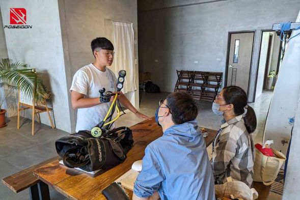 開始前,教練會講解說明岸潛活動內容及注意事項