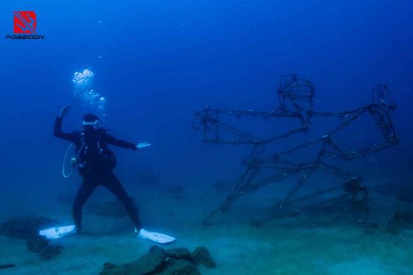 教練會帶領大家前往不同潛點進行潛水活動