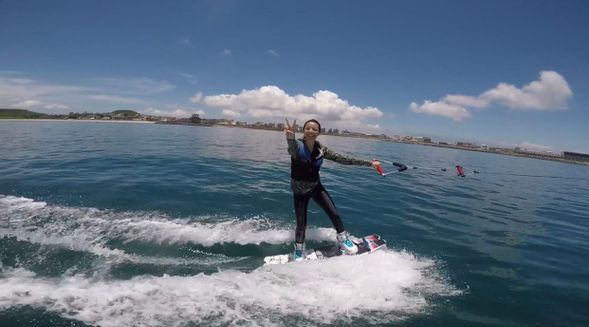 Friends who travel with you can help your friends record this unforgettable moment.