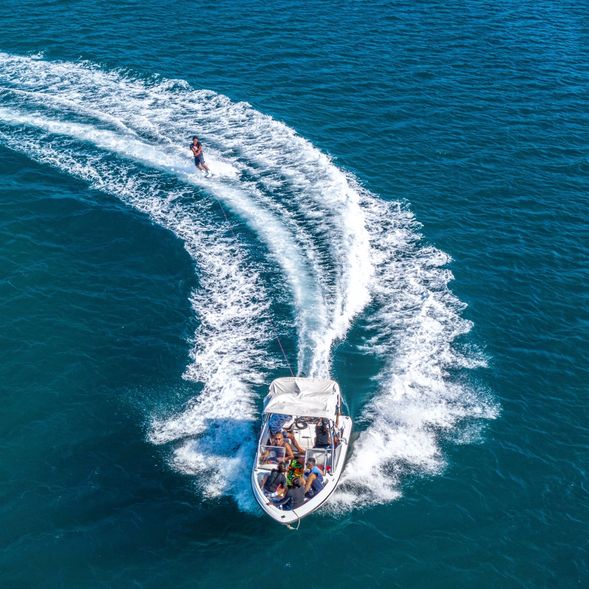 Receive step-by-step training, and enjoy the pleasure of sliding fast on the water!