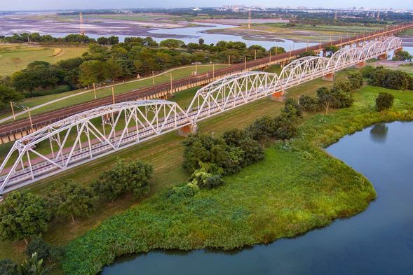 大樹舊鐵橋天空步道
漫步百年鐵橋,俯瞰高屏溪的壯闊景緻!
這座見證時代變遷的鐵道遺跡,如今成為天空步道,站在橋上感受微風拂面,彷彿穿越時光隧道,細數大樹的歷史足跡。