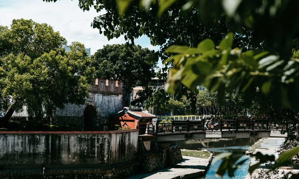 鳳山古城走讀 -專業導覽:鳳山文化協會
(東便門、城牆遺跡、東福橋、打鐵街、訓風砲台、龍山寺、 赤山粿等老街走讀)