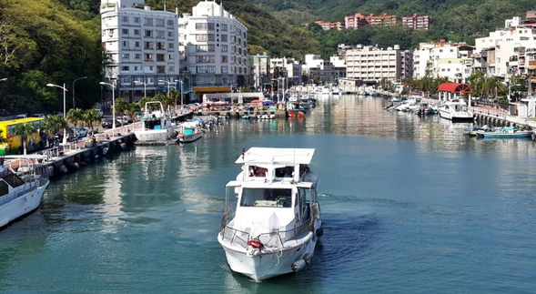 高雄港夕陽遊輪體驗
船上導覽+享用下午茶點+港灣夕陽