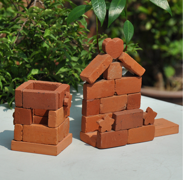 三和瓦窯・DIY 紅磚名片座
職人精神的傳承,手作紅磚的溫度!
走進擁有百年歷史的瓦窯,親手製作專屬於自己的紅磚名片座,感受來自大地的質樸之美,體驗從土壤到工藝的轉化奇蹟!