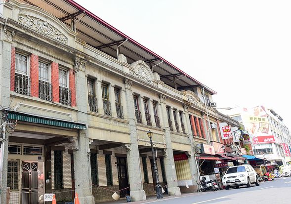 旗山老街散策
穿梭百年老街,尋找傳統香蕉點心,感受復古建築與人情味的交織。