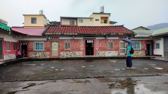 走讀雞油樹下的客家庄
漫步雞油腳庄頭,探訪60年代的客家聚落!
沿著古道走進客庄,穿梭百年紅磚老屋與綠意田園,聆聽這座與美濃隔山相望的聚落,流傳至今的移民拓墾故事。