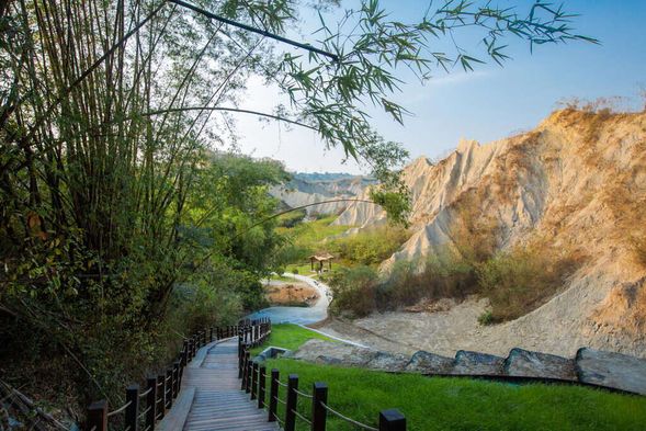 月世界泥岩地質之旅
踏上「台灣小月球」,探索千萬年風蝕的奇幻地景!