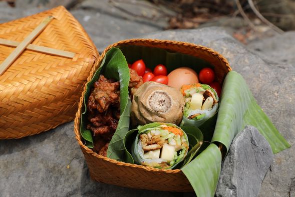 午餐▪︎山林野餐
舒適的瀑布野餐,使用在地特色食材、自然包材,享受悠閒的山林療癒時光!