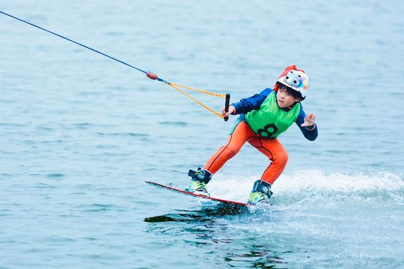 尖叫系・滑水體驗
正式上場!五塔環狀滑水場,體驗水上疾速飛馳的快感!
高手可挑戰甩尾、跳躍花式動作,新手也能享受乘風破浪的樂趣!