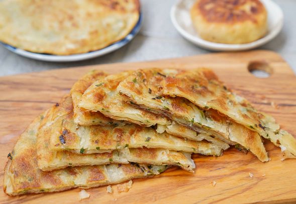 點心時間|眷村蔥油餅 ▸ 道地蔥油餅
外酥內嫩的蔥油餅,撒上鹽蔥,一口咬下滿是復古眷村味!