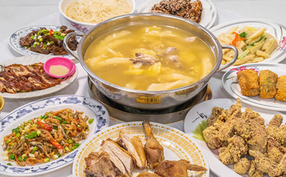 總鋪師料理 ▸ 月世界土雞城
古早味總鋪師料理,品味山城最道地的美味!
嚴選放山土雞、當地食材,以傳統手法烹調,搭配山產野菜,端上最純粹的農村風味!