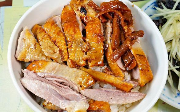 午餐 ▸ 必比登認證鴨肉飯-正宗鴨肉飯
高雄人氣美食!慢火燉煮的鴨肉,搭配香氣四溢的鴨油飯,讓人一吃上癮!