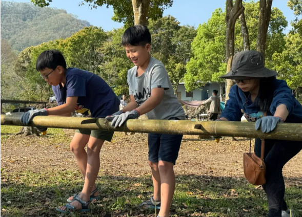 第三站 抵達那瑪夏發拉斯營區 ▸ 布農族文化體驗-體驗鉅竹 製作天然餐具