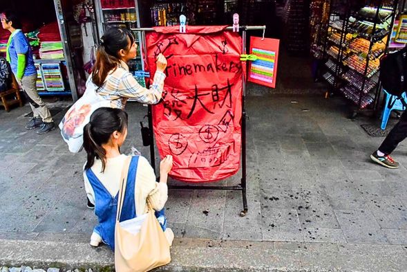 十分の天燈上げ(別料金)
ローカル線「平渓線」の中心の街である十分。ノスタルジックな台湾らしさがあふれています。十分で有名なのが天燈上げ。大きい紙風船のような天燈に直接願いを書き、熱の力で夕暮れの空へと飛ばします。まっすぐ飛べば願いが叶うとの言い伝えも。天高く見えなくなっていく天燈の姿にテンションもあがります。
※天燈上げ体験は別途料金がかかります。4色ランタンは、1つTWD250となります。現地でお支払いください。
