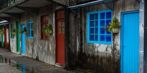 インスタ映え 四四南村(スースーナンツン)
映えるフォト間違いなし♪
かつての軍人村がおしゃれに大変身し、レトロかわいいスポットに!カフェや雑貨店、ベーグル店が並びます。花咲く路地に古き良き時代の面影を見つけてください。