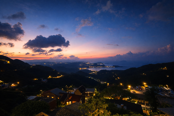【マジックアワー】
太陽が沈みゆく夕暮れ時。空がドラマチックに染まる瞬間は、一生忘れられない思い出となるはずです。