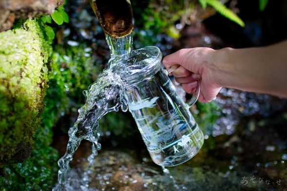 手野的名水(※請自備寶特瓶)
這裡的水沒有異味,非常美味。阿蘇的水源無論在哪裡美味,其中手野的泉水更是當地人公認的絕品!當地人不論是煮飯還是做味噌湯,都會使用這裡的水。