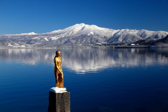 田澤湖「辰子像」(停留約10分):
湖畔立著金色的辰子像,相傳是化身為龍、象徵永恆美麗的少女。
倒映在湖面的金色雕像與湛藍湖水相互輝映,是田澤湖的代表景點。