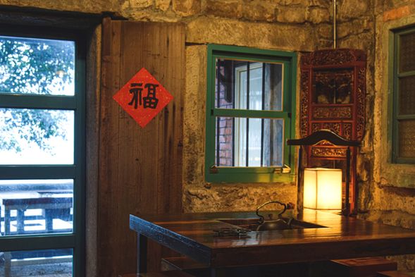 The Former Residence of Weng Shan-ying, showcasing Jiufen’s mining-era culture and a mix of stone and wood architecture, is registered as a historic building. Built on a slope, it features entrances on different levels, each facing a separate street. The lower floor hosts an art gallery with ceramics from around the world—perfect to explore after enjoying your tea.