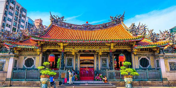 神様お願い 縁結びのパワースポット 龍山寺 (約30分間)
理想のパートナーと恋愛祈願♪
台湾屈指の縁結びのパワースポット 龍山寺(ロンシャンスー)で参拝し、愛の波動と運気を高めましょう。
【オプション】占いをご希望の場合はオプションにてお申し込みください。現地占い師は日本語が話せるので安心です!