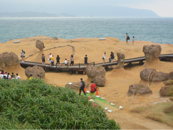 台湾最北端近くにある野柳地質公園。風化や海により浸食されてできた美しい奇岩たちをご覧いただけます。中でも、女王頭(クィーンズヘッド)が有名。その名の通り、女王の頭の形を成しているが浸食によりあと20年で首から上がとれてしまうと言われています。