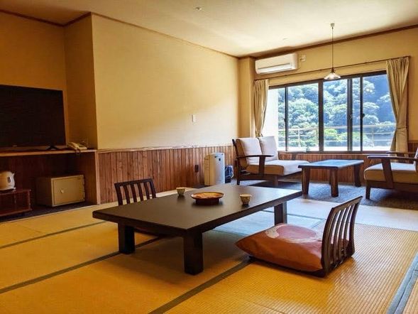 微笑旅宿-瀧之湯 (住宿)
自1911年開業的微笑旅宿-瀧之湯,位於山形縣中央的天童溫泉鄉,屬於當地高檔次四星級飯店,能承辦婚宴、大型宴會等活動,是體驗日式溫泉的絕佳選擇。飯店以真摯服務為宗旨,並設有浮世繪大師歌川廣重的美術展覽館,和風之美更為旅程增添文化韻味。山形天童地區不僅是享譽的溫泉地,更是日本將棋的故鄉,自江戶時代末,天童藩主鼓勵武士製作將棋,使此處成為全國將棋重鎮,至今匠人仍堅守發揚此技藝。各位貴賓不妨在飯店裡也試著尋找將旗的蹤跡吧?